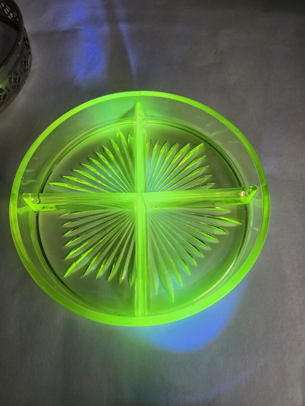 Vintage Yellow Vaseline Uranium Divided Glass Server with Metal Basket - Picture 11 of 11